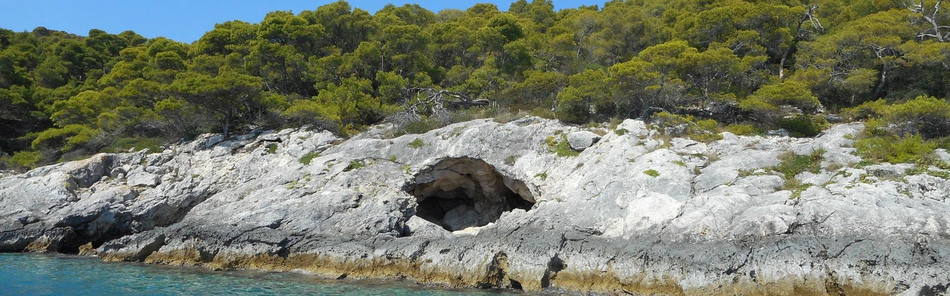 jaskinia na skalistym wybrzeżu