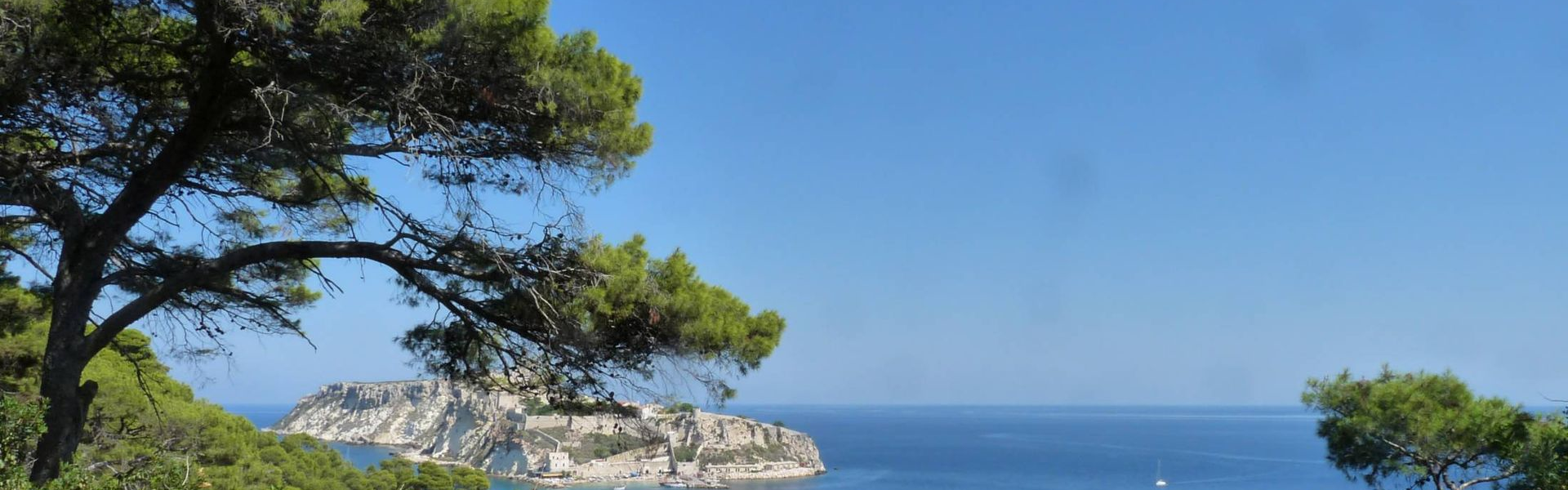 widok na morze i wyspę