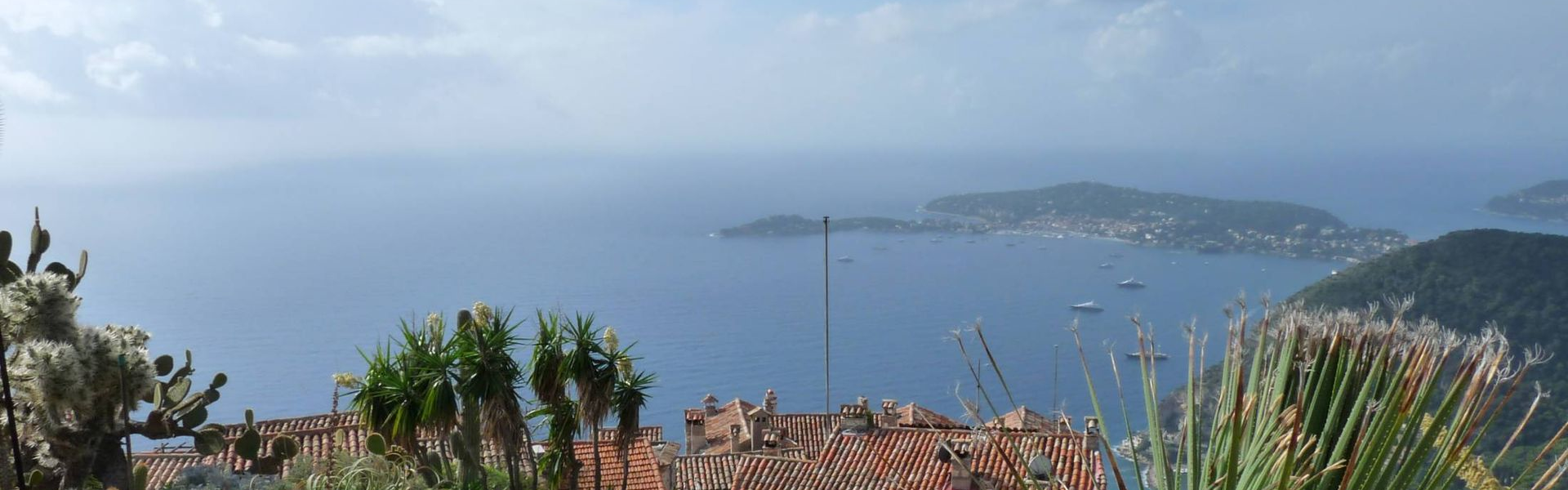 widok z miasteczka na wybrzeżu