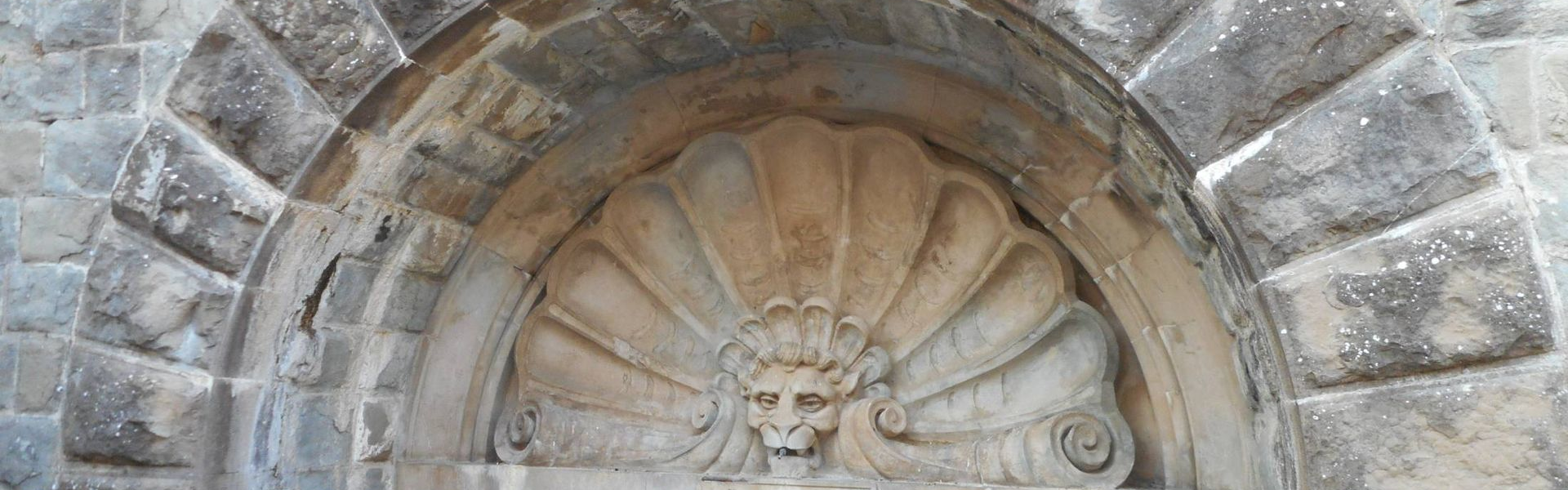 fontanna z głową lwa