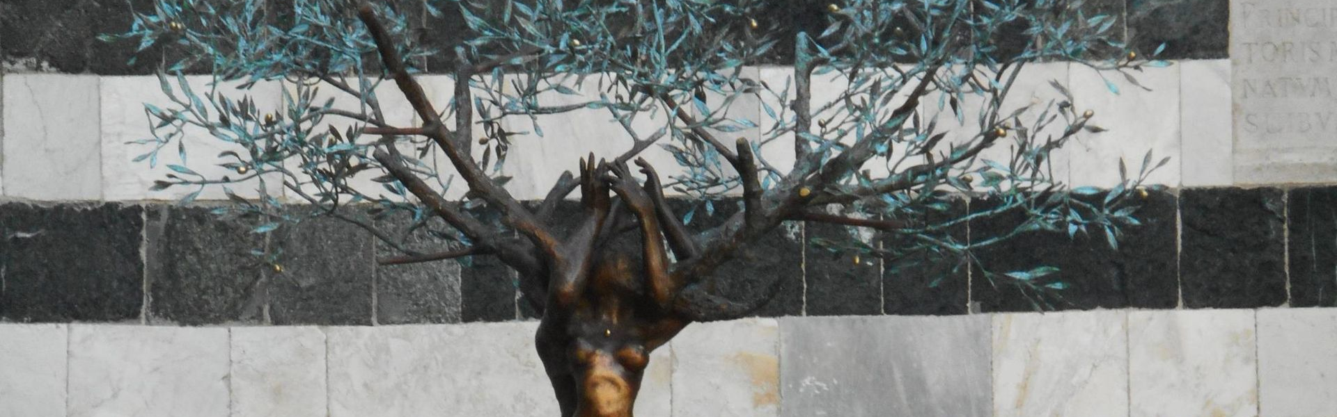 rzeźba przedstawiająca drzewo